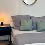 Apartment Mit Balkon *